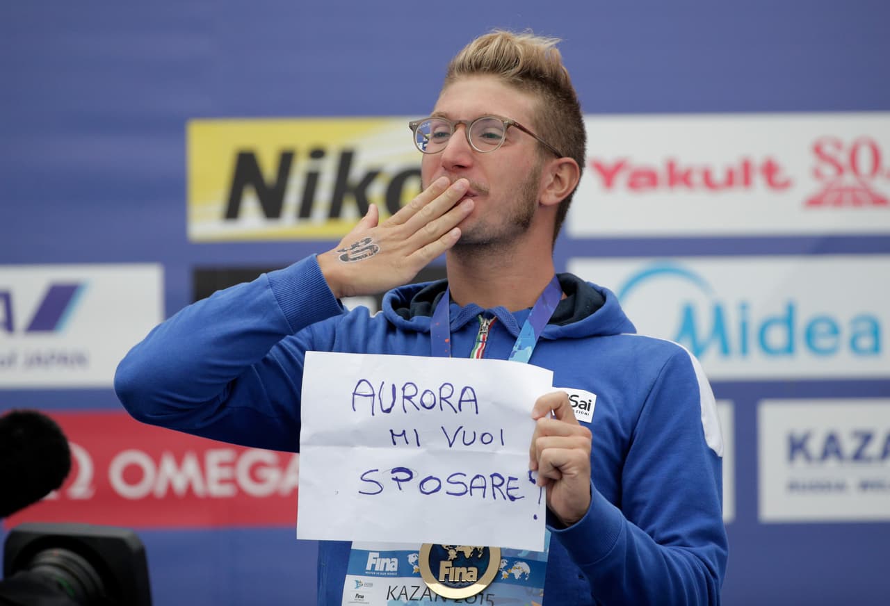 Nadador italiano propone matrimonio a su novia tras conseguir la medalla de oro