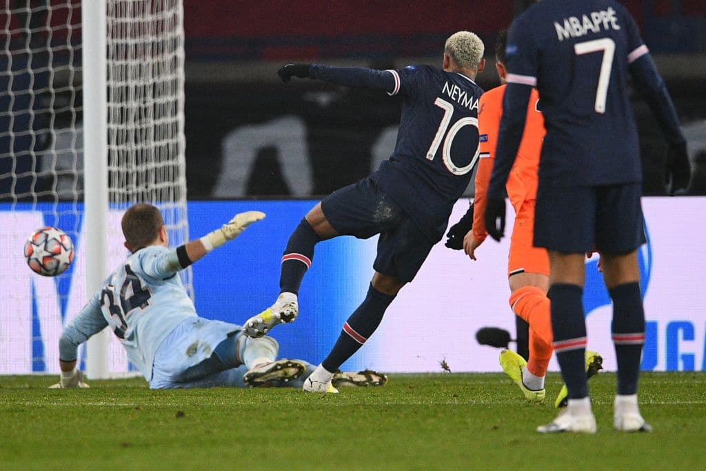 Neymar marcó a los 21’, 37’ y 50’; Mbappé cobró un penal (42’) y marcó el quinto a los 62’. Por Basaksehir descontó Mehmet Topal (57’). El próximo compromiso del cuadro de Tuchel será ante el Lyon en duelo de la Ligue 1.