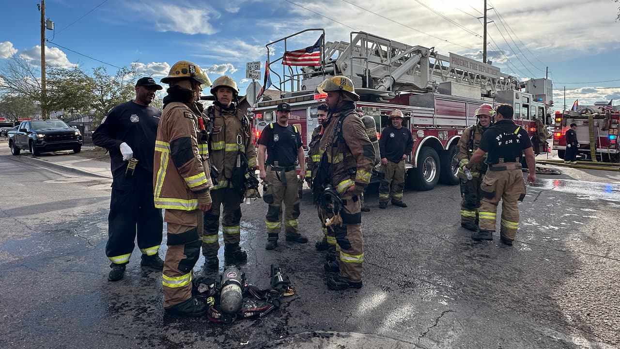 Elementos del Departamento de Bomberos de Phoenix fueron enviados al lugar del incidente, ubicado 
<b>cerca de 16th Street y Broadway Road</b>, alrededor de las 4:15 p.m. del domingo.