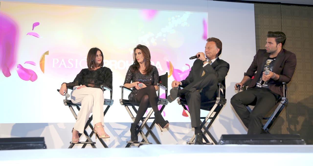 En la trama, Rebecca Jones interpretó a Flavia, la mamá de Bianca Santillana, papel realizado por Mónica Spear, razón por la que les tocó coincidir muchas veces en escena.