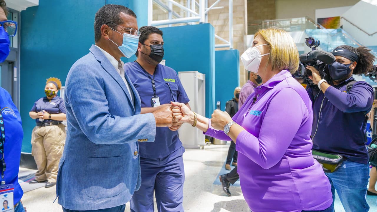 Pedro Pierluisi acude a evento de vacunación masiva contra el covid-19 en San Juan