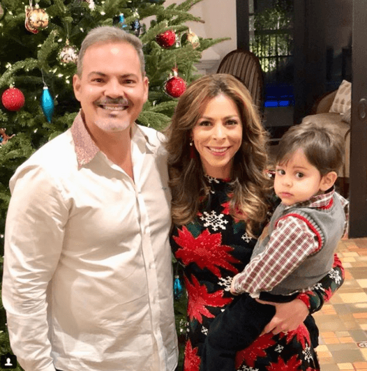 Acompañada de su esposo y su hijo, Lourdes Stephen deseó a todos Feliz Navidad.