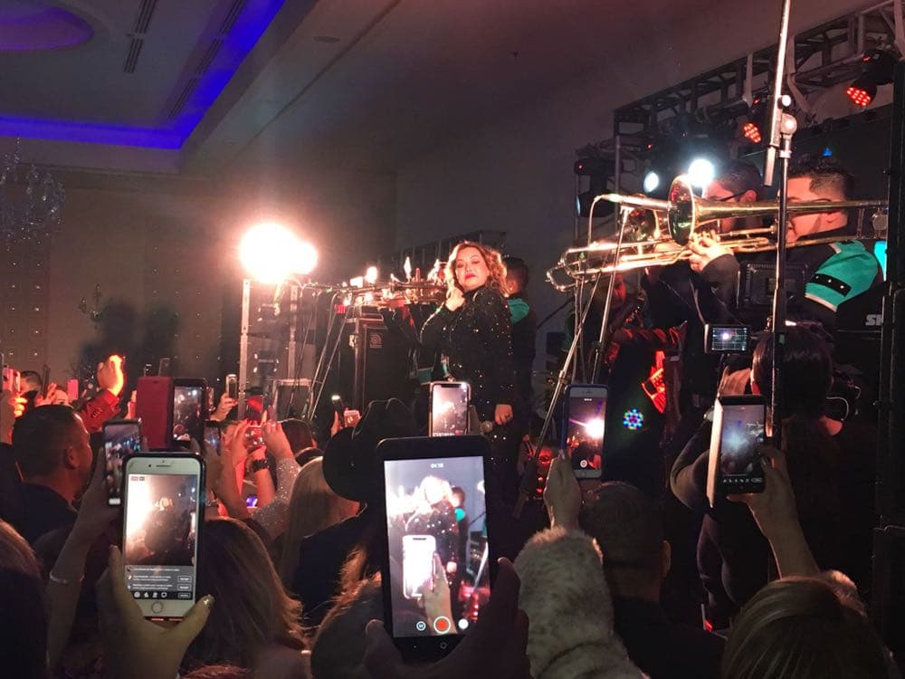 Decenas de celulares grabaron el momento en que apareció Chiquis Rivera en compañía de su banda.