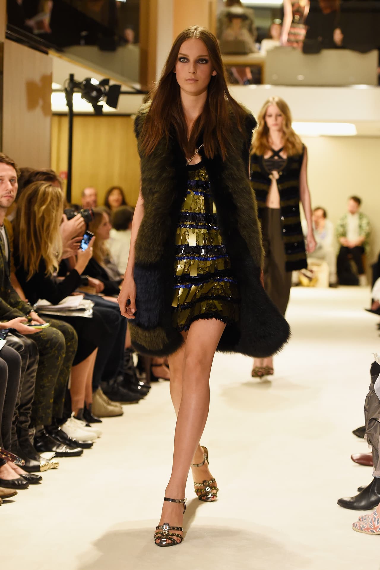 Según Sonia Rykel, el brillo y las lentejuelas ahora se usa de día.