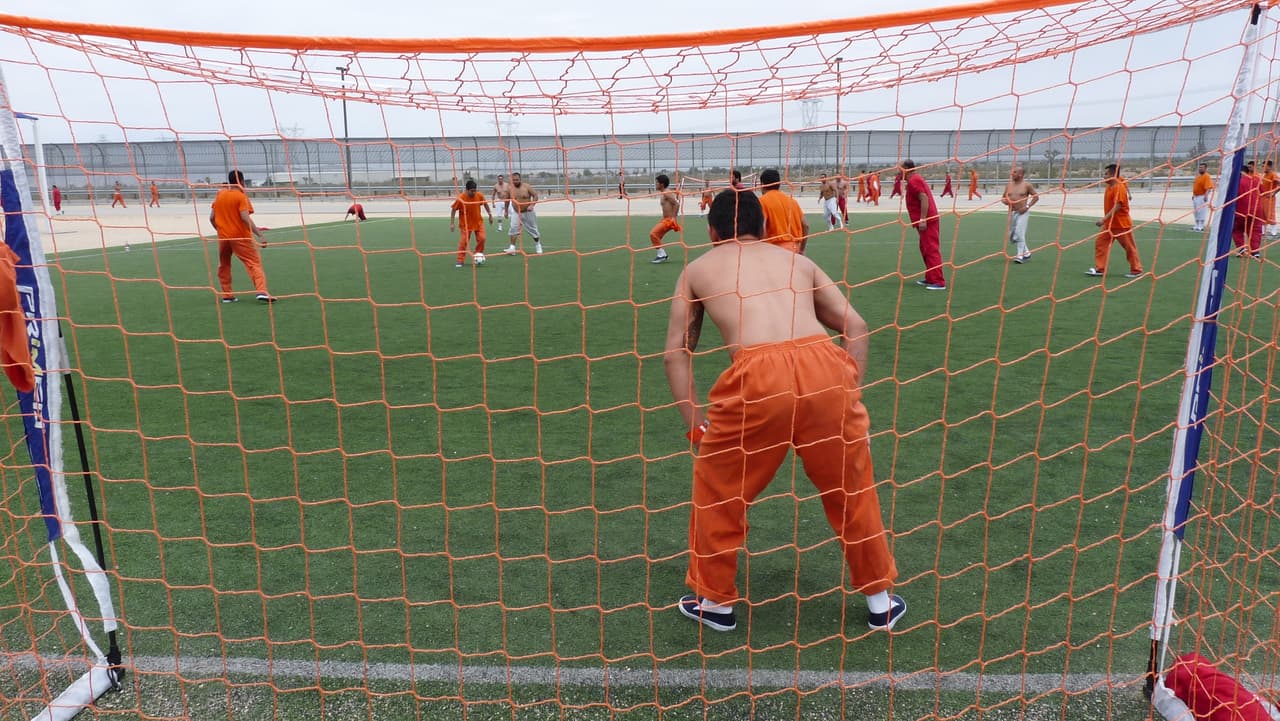 Las instalaciones tienen espacios abiertos para que los internos realicen actividades físicas.