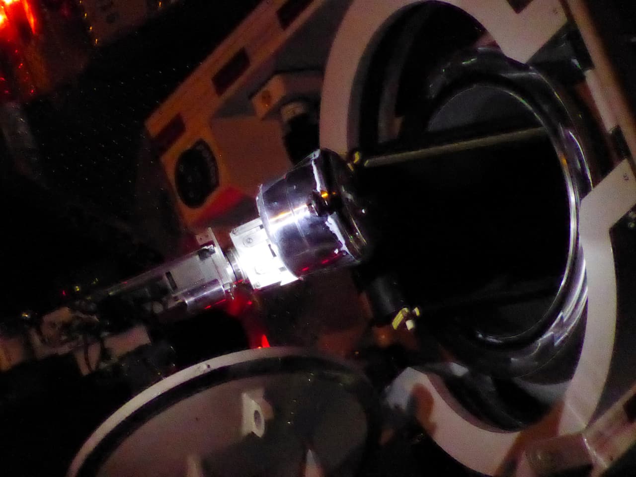 No hay más detalles sobre la bomba. Pero la que explotó ocasionó cuantiosos daños e hirió a 29 personas. Hoy se ha detenido en LInden, Nueva Jersey, a un sospechoso relacionado con este ataque: Ahmad Khan Rahami, un afgano de 28 años que obtuvo la ciudadanía estadounidense.