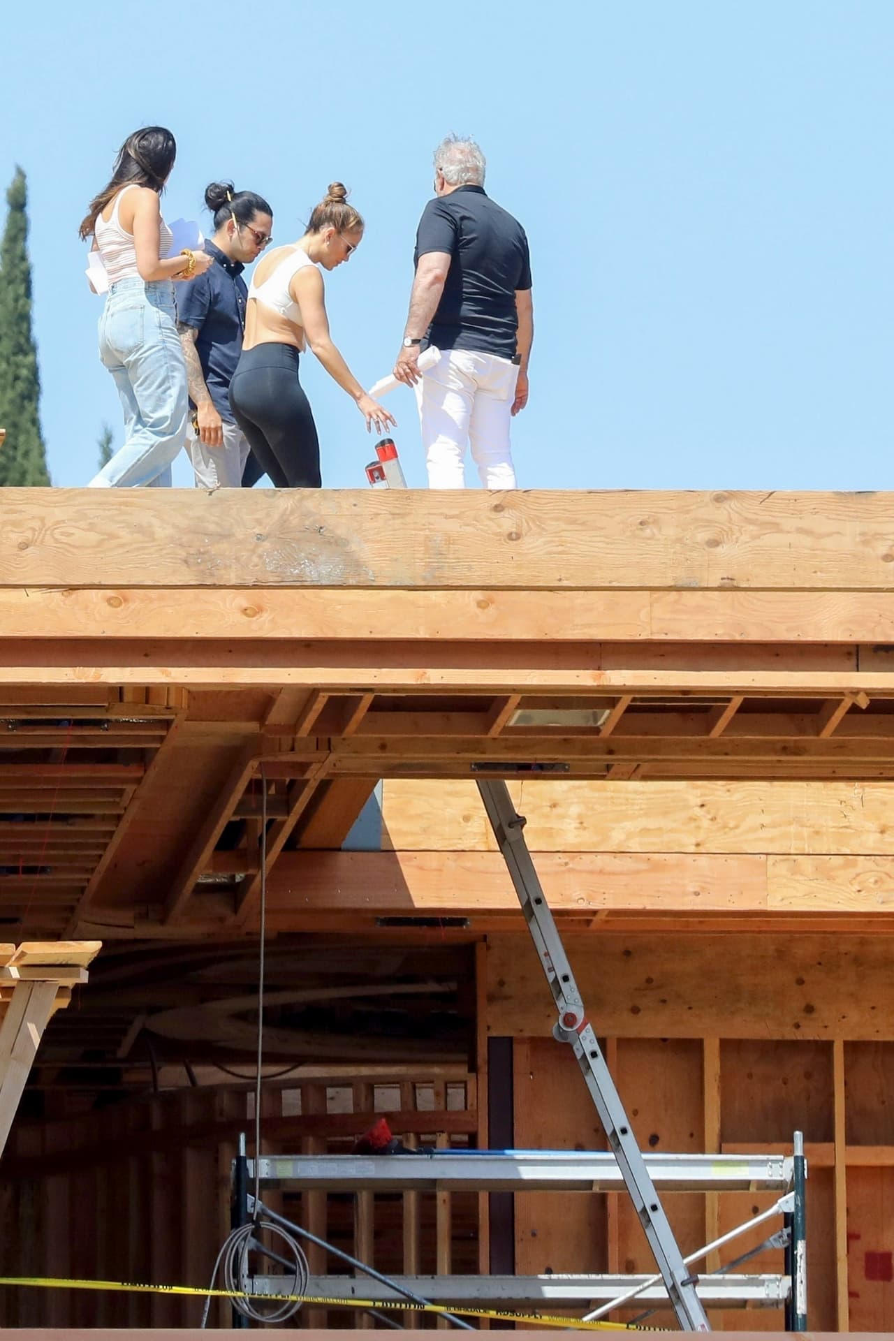 Según TMZ, 
<b><a href="https://www.univision.com/famosos/el-nuevo-look-de-jennifer-lopez-fotos">por su look</a></b>, parecía que la cantante había llegado ahí tras una sesión de fotos para una revista 'fitness'. 
<br>