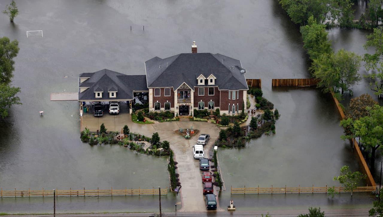 Una casa rodeada por la inundación, en Houston.