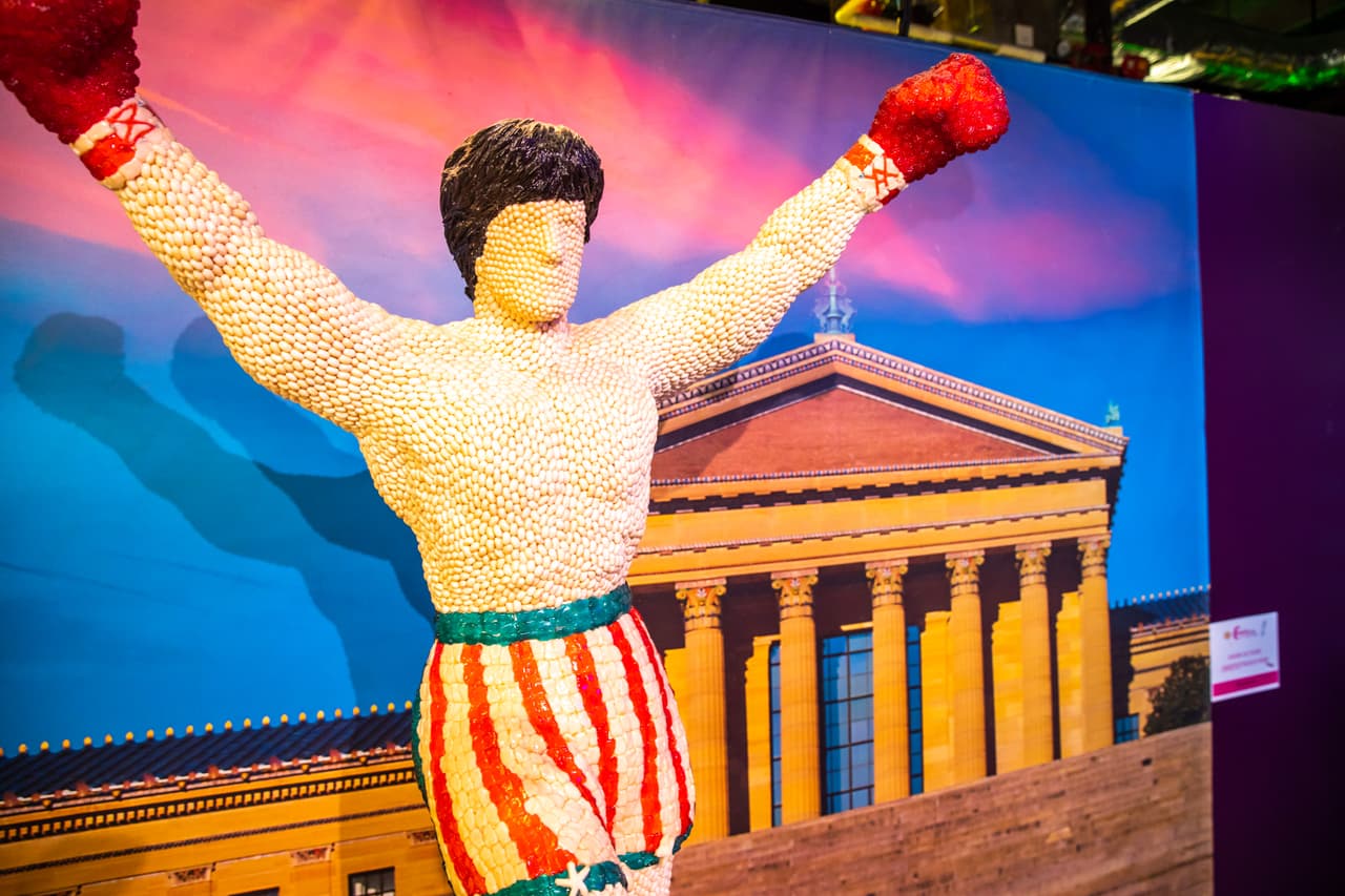 Para la reapertura, Candytopia Filadelfia trae de vuelta las atracciones más populares, obras de arte de dulces inspiradas en Filadelfia, oportunidades únicas para tomar fotografías e imitar la icónica expresión de Rocky Balboa, interpretado por Sylvester Stallone.
