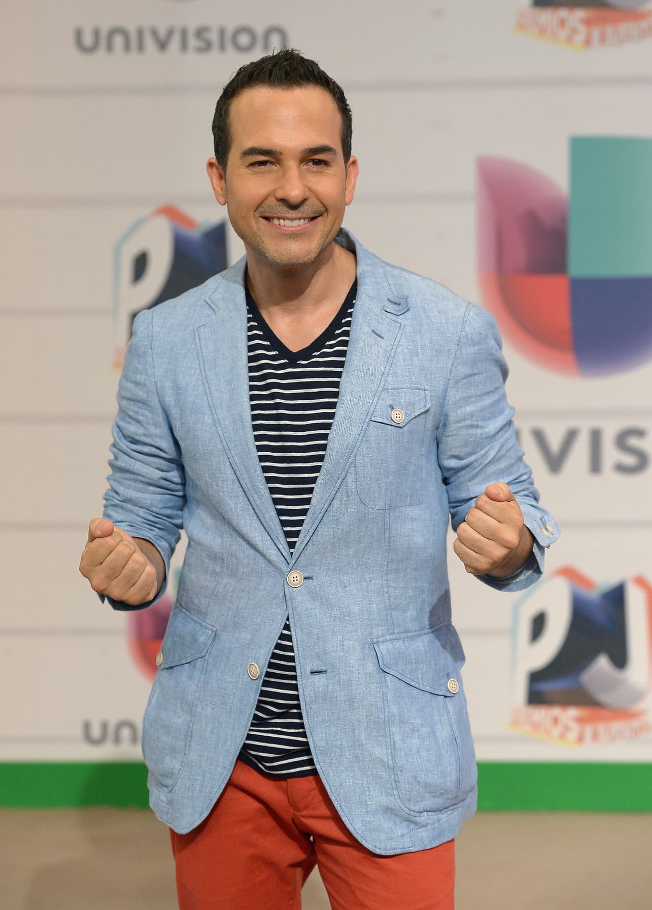 En 2013 apostó por el color y llegó a la 'Fiesta del verano' con jeans rojos, saco azul y playera a rayas.