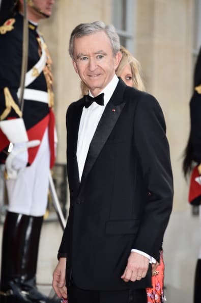 Se trató de 
<b>Bernard Arnault</b>, la segunda persona más rica del mundo según 
<b><a href="https://www.forbes.com/sites/luisakroll/2019/07/18/frances-bernard-arnault-is-now-worlds-second-richest-person/#99c29bf37993" target="_blank">Forbes</a></b>, dueño del conglomerado empresarial LVMH que cuenta con marcas como Louis Vuitton y Sephora, y quien a decir de la actriz le consiguió un buen contrato.