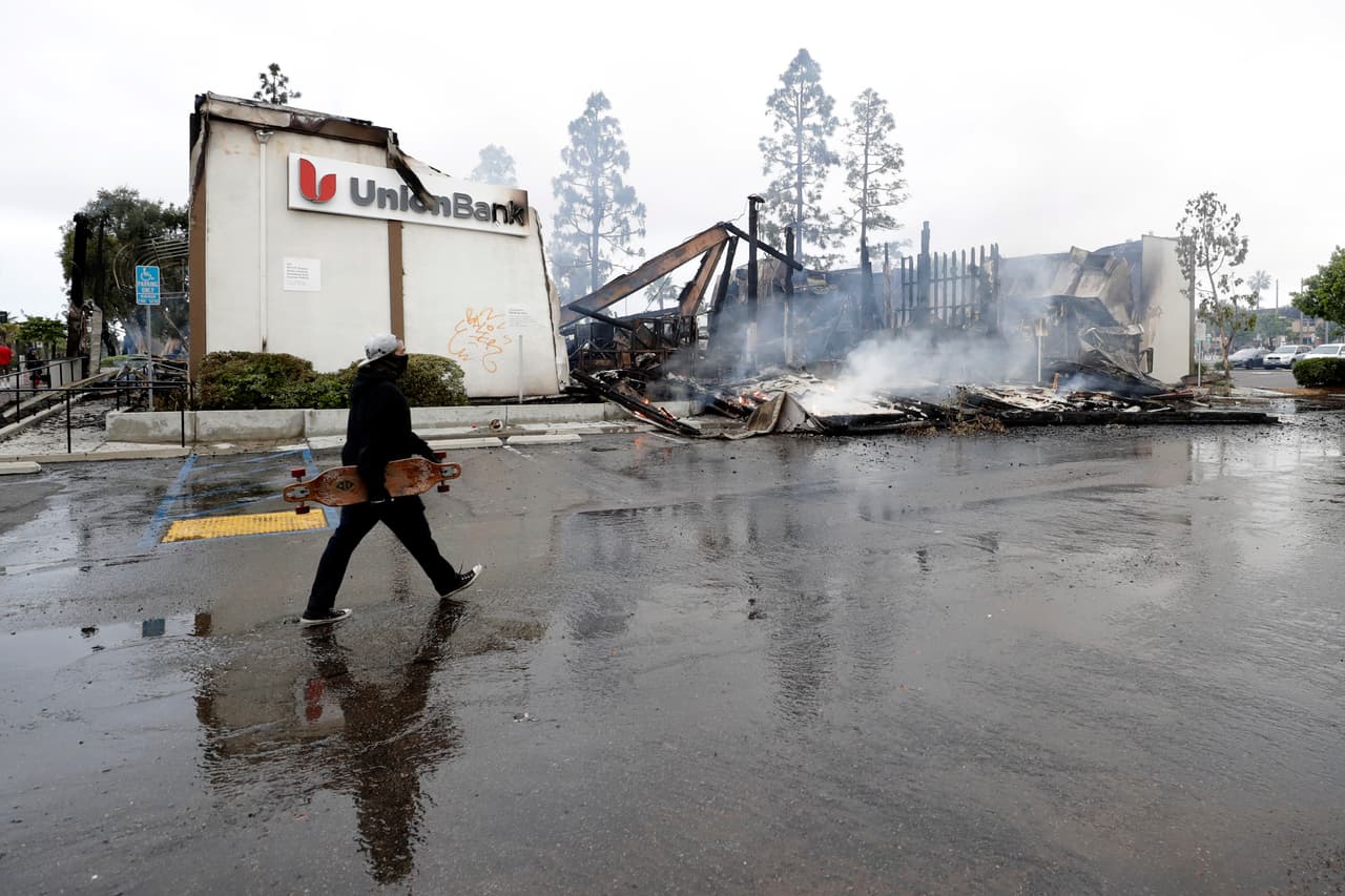 Y así lo demuestran las imágenes de varias zonas del condado a primeras horas de este domingo.