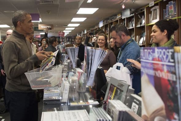 Al igual que el año pasado, Obama visitó la librería "Politics and Prose", ubicada en un barrio del noroeste de Washington.
