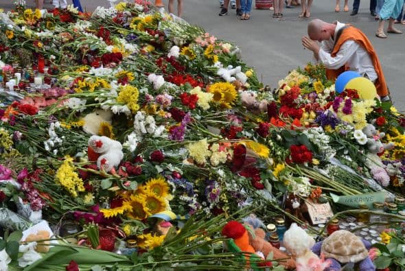 Un budista reza frente al altar creado en la Embajada de Holanda en Berlín.