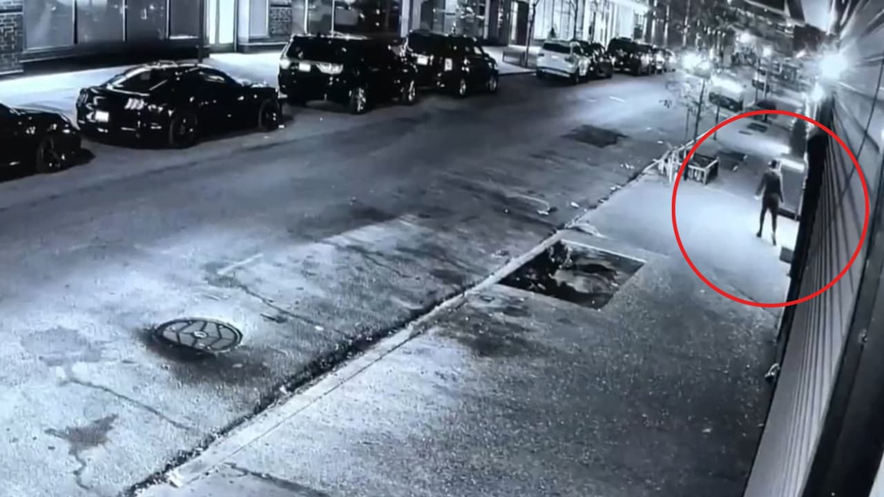 Hallan cadáver de una mujer en el fondo del basurero de un edificio en Manhattan