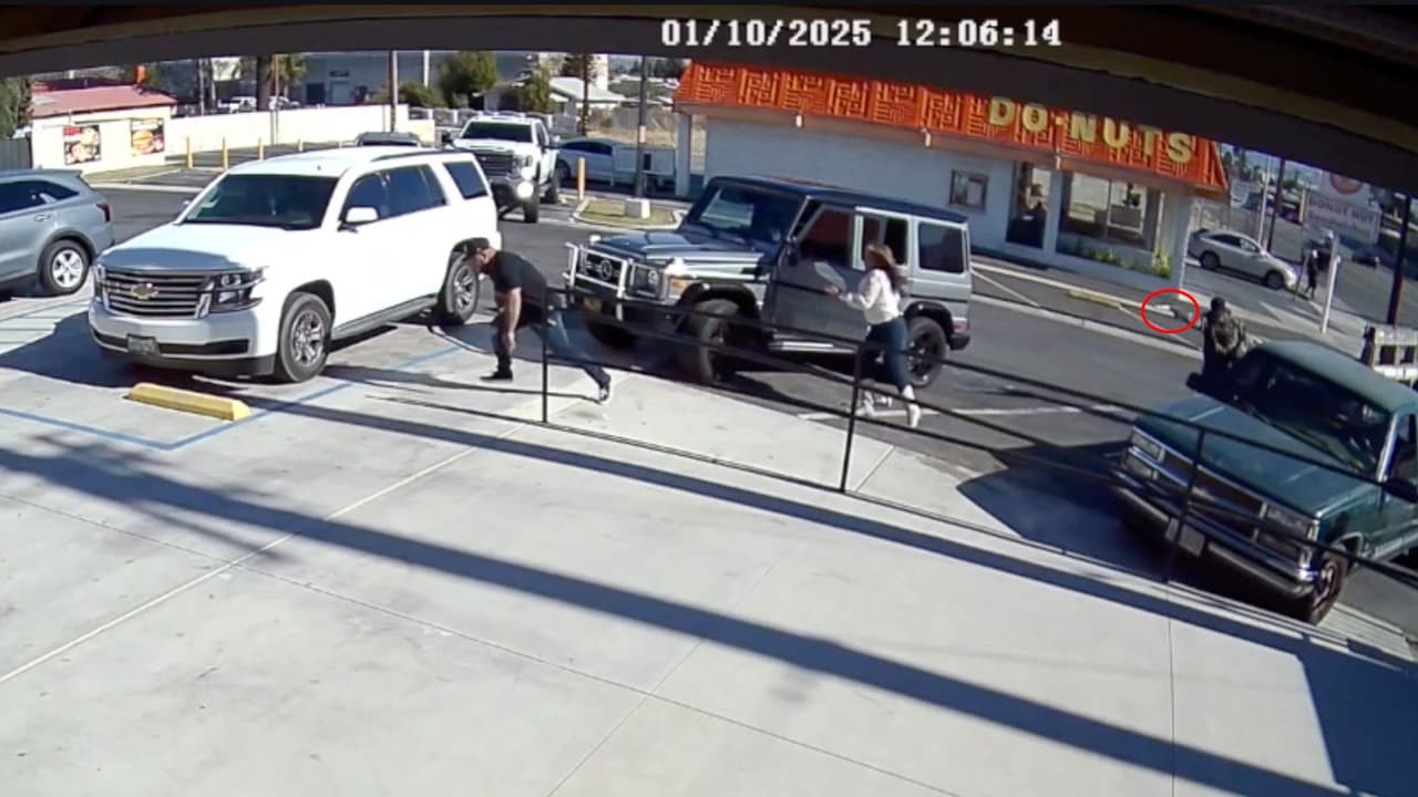 Tras no lograr desarmar al sujeto, la víctima decide correr e intenta resguardarse alrededor de su vehículo, mientras el agresor la persigue y comienza a dispararle.