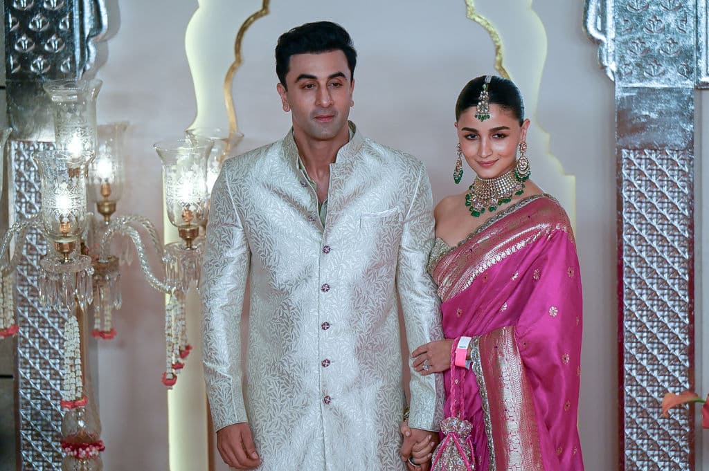 El actor de Bollywood Ranbir Kapoor y su esposa, la actriz Alia Bhatt, posan en la boda Ambani en Mumbai, el 12 de julio de 2024.
<br>
<br>
<b>Mukesh Ambani es el noveno hombre más rico del mundo, con un patrimonio neto de 116 mil millones de dólares,</b> según Forbes. Es la persona más rica de Asia. Su Reliance Industries es un conglomerado que informa más de 100 mil millones de dólares en ingresos anuales, con intereses que incluyen petroquímicos, petróleo y gas, telecomunicaciones y comercio minorista.
<br>
<br>