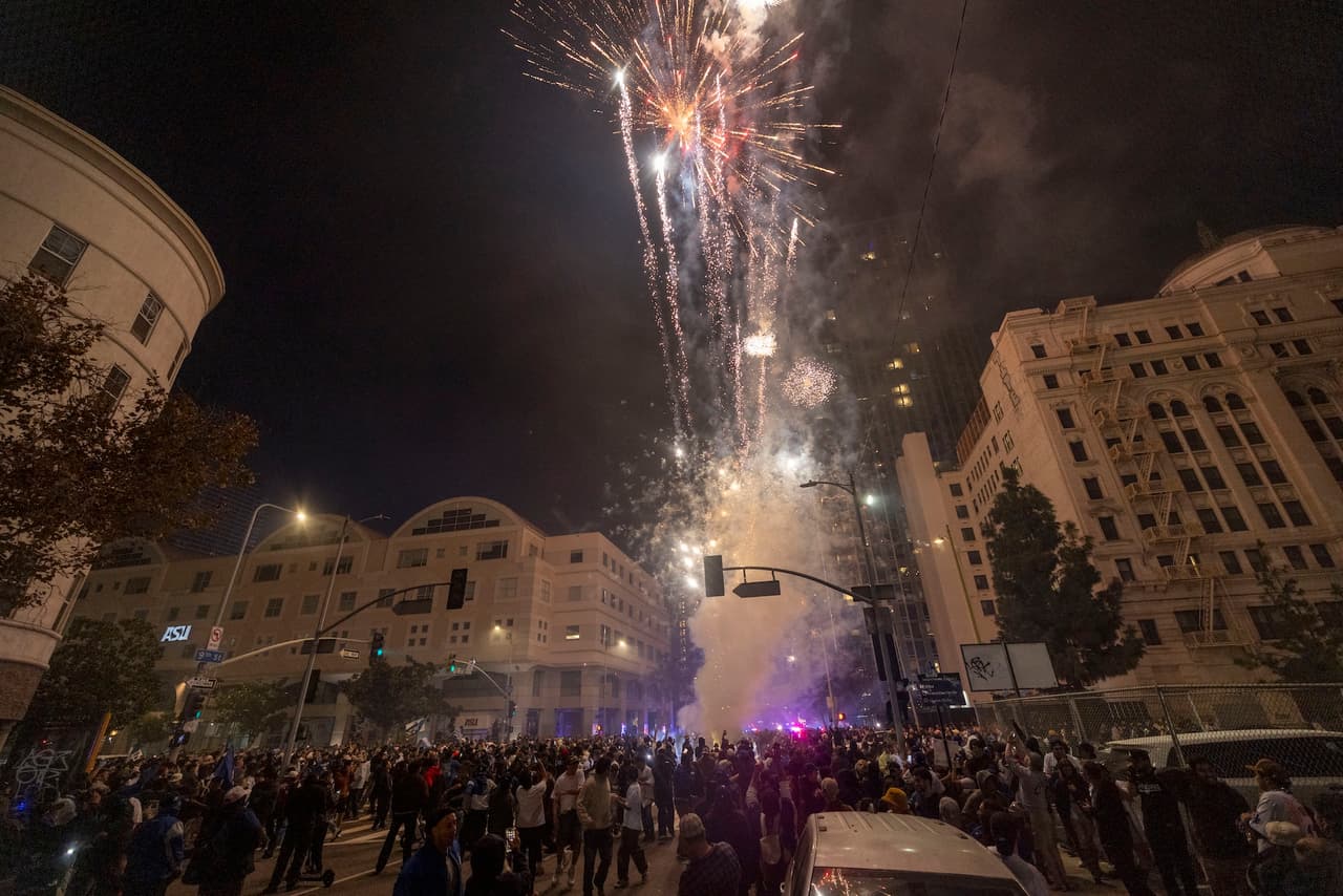 La alcaldesa Karen Bass pidió a los residentes
<b>celebrar con prudencia y condenó los actos violentos</b> que empañaron la victoria, afirmando que “ninguna celebración justifica poner vidas en riesgo”.