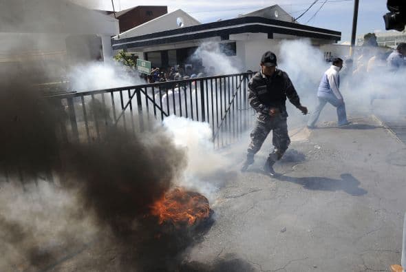 Jorge León, analista y catedrático de la Facultad Latinoamericana de Ciencias Sociales realizó un balance que compartió con la agencia AP y dijo 'tras la sublevación policial el presidente se consolidó, salió ganando. El gobierno ganó más popularidad, sale en mejor postura y a nivel internacional es notorio que cuenta con la solidaridad de otros países'.