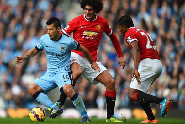 Fellaini le escupe al Kun Agüero durante el derbi de Manchester