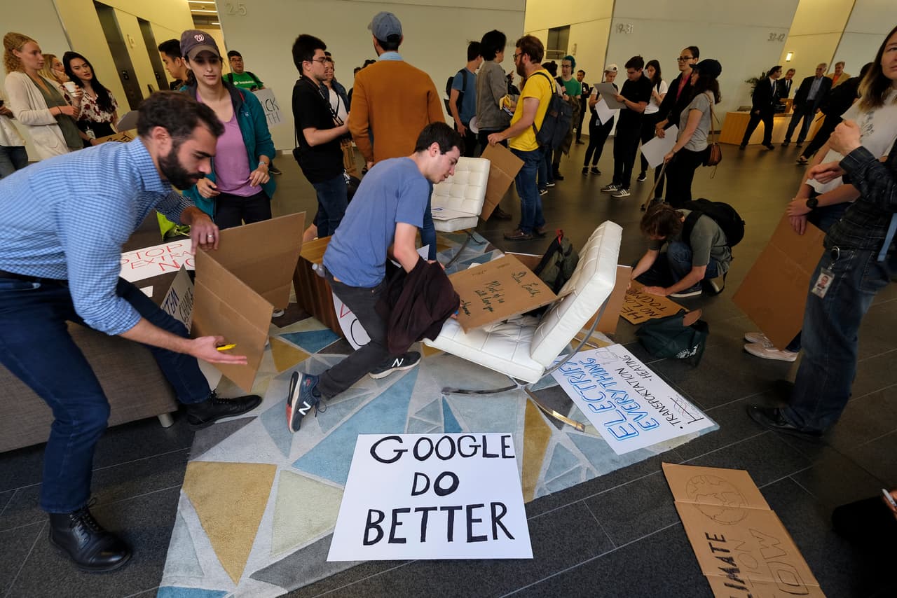 En el este de la Bahía, alrededor de 200 personas se unieron para cantar y reunirse en el patio del Laney College, incluyendo grupos de estudiantes de la escuela primaria Montclair y la escuela St. Paul’s Episcopal en Oakland. Los organizadores planean tomar el servicio de transporte público BART y unirse a los manifestantes en San Francisco.
<br>