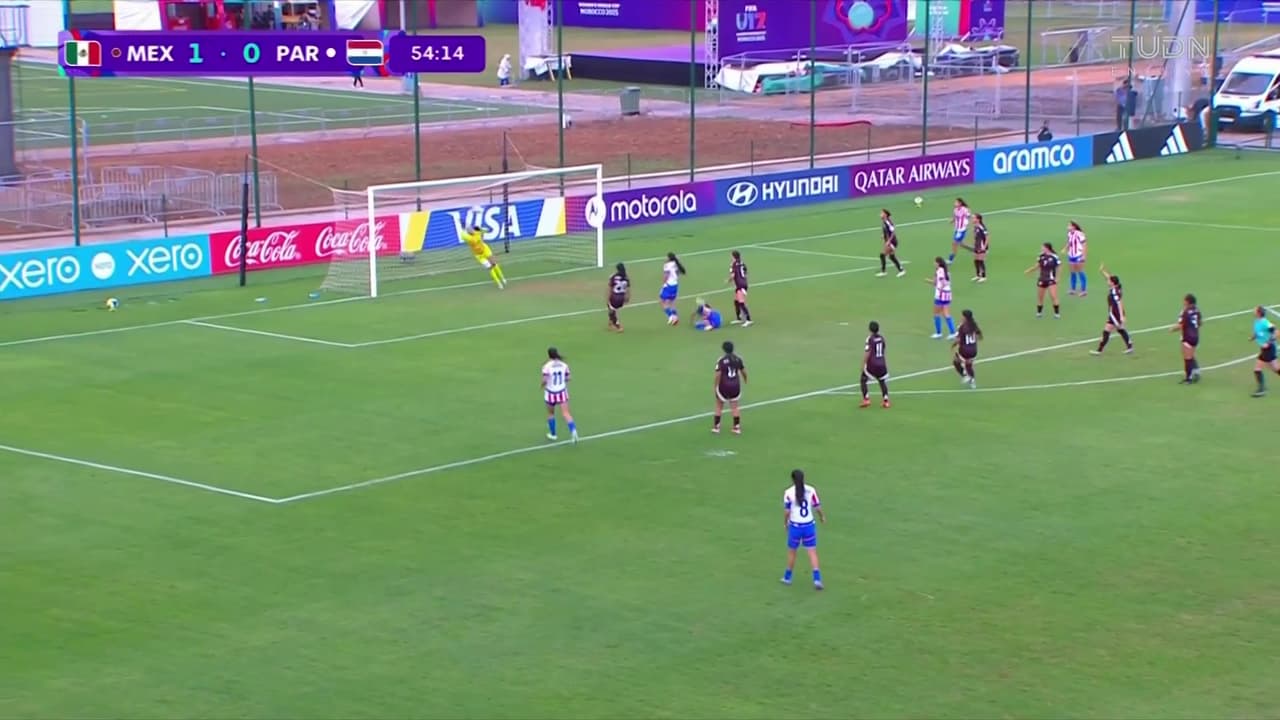 ¡Atajadón de Murrieta! Iba a ser un golazo de chilena de Paraguay aunque hubo fuera de lugar y atajada de la mexicana