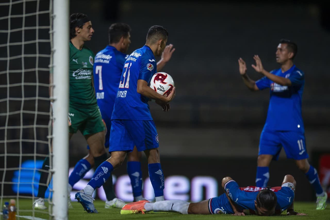 Cruz Azul se mete de nuevo en el partido con el autogol de Hiram Mier.