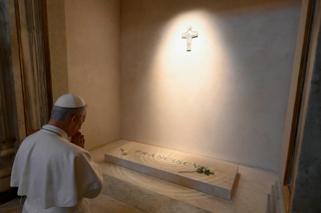 <h3 class="cms-H3-H3">Un papa reza por otro papa</h3>
<br>
<br>León XIV se detuvo a rezar ante la tumba de su predecesor, Francisco, en la Basílica de Santa María la Mayor, en el este de Roma. Conocedores del Vaticano aseguran que el misionero agustino Robert Prevost, nacido en Chicago, era visto por Francisco como su heredero forzoso, a quien hizo cardenal y lo llamó a Roma para asumir una de las oficinas más importantes del Vaticano.
<br>
<br>