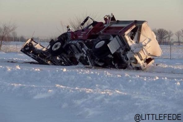 Aquí la imagen de un camión volcado enviada por el usuario @LITTLEFEDE en Warsaw, Indiana.