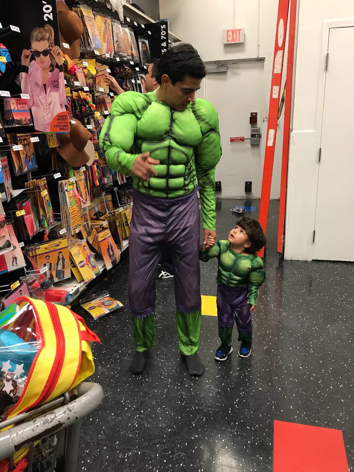 Por eso papá tuvo que explicarle que es normal que la gente los mire cuando se quitan la camisa.