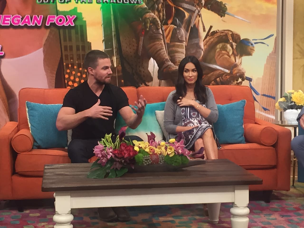 Megan Fox y Stephen Amell en la casita de Despierta America.