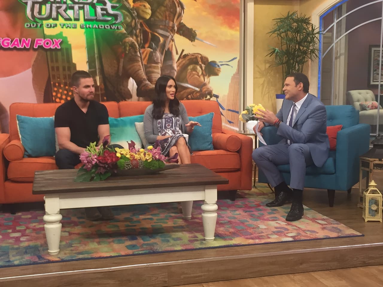 Megan Fox y Stephen Amell promovieron 'Teenage Mutant Ninja Turtles: Out of the Shadows'.