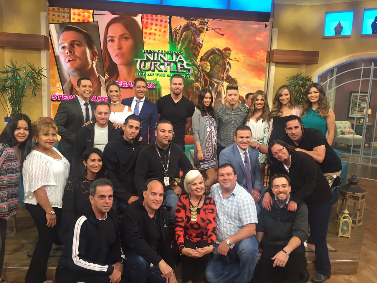 Posando con nuestros conductores y el equipo de producción.