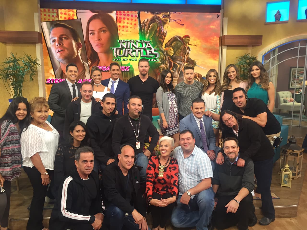 Los actores posaron con todo el equipo del show.