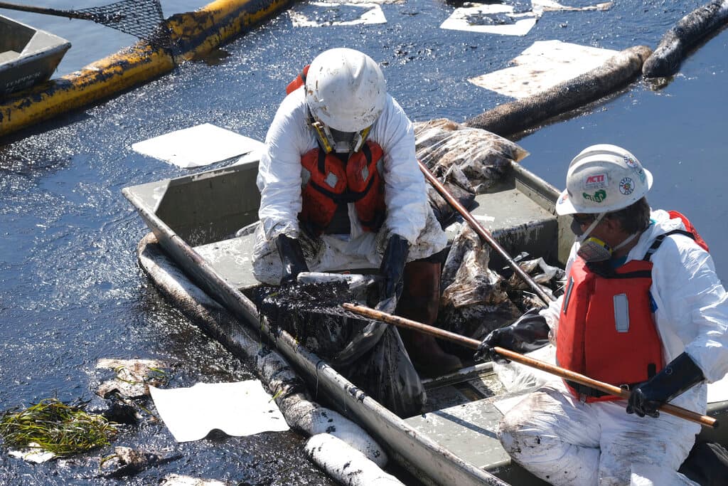 El Departamento de Pesca y Vida Silvestre de California dijo que envió equipos de vigilancia y limpieza al área, mientras que la Red de Cuidado de Vida Silvestre de la Universidad de California en Davis afirmó que había destinado trabajadores para apoyar los esfuerzos en el área de Newport Beach,
<a href="https://www.washingtonpost.com/nation/2021/10/03/oil-spill-california-huntington-newport/" target="_blank">informó <i>The Washington Post</i></a>.
<br>