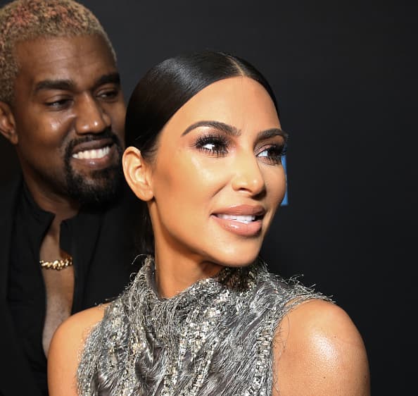 Kim Kardashian salió en defensa de su marido, el rapero Kanye West, por la decisión que hace tiempo tomó en torno al trastorno bipolar que 
<b><a href="https://www.univision.com/entretenimiento/kanye-west-revela-que-tiene-una-enfermedad-mental">se le diagnosticó</a> </b>hace unos años.