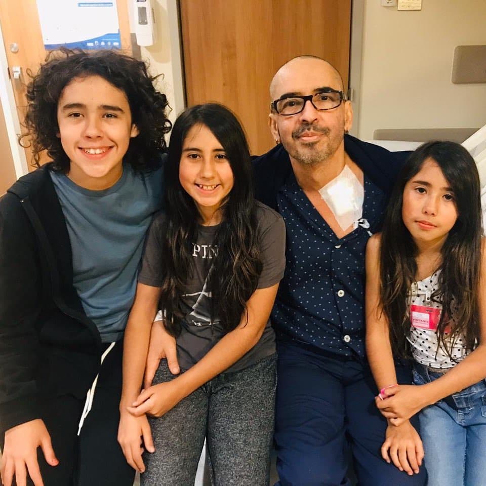 “Se mete a su cuarto, en su clóset por ahí, y termina hablando con ella (con su mamá) como una hora después, le vuelve a marcar y le dice: ‘mami, ya hablé con Dios, oré, me puse a orar como nunca, hablé con Dios y no se lo va a llevar”, comentó conmovido.