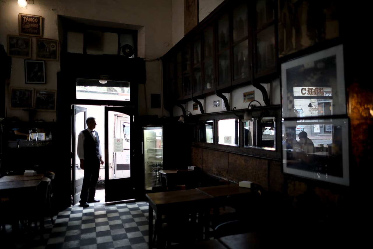 <b>Carlos Sequeira</b> trabajó durante tres décadas en el icónico bar Plaza Dorrego, fundado hace más de 140 años en Buenos Aires. Cuando su patrón dejó de pagar los sueldos el 1ro de octubre y abandonó la propiedad, Sequeira y otros seis empleados mantuvieron el restaurante abierto y están tratando de crear una cooperativa. Sequeira dice que el viejo dueño les debe dos meses de sueldos y dos años de aportes jubilatorios. Afirma que se lleva dinero a su casa solo si sobra algo después de pagar los impuestos, a los proveedores y otras cuentas. Lo que queda se lo dividen en siete partes iguales.
