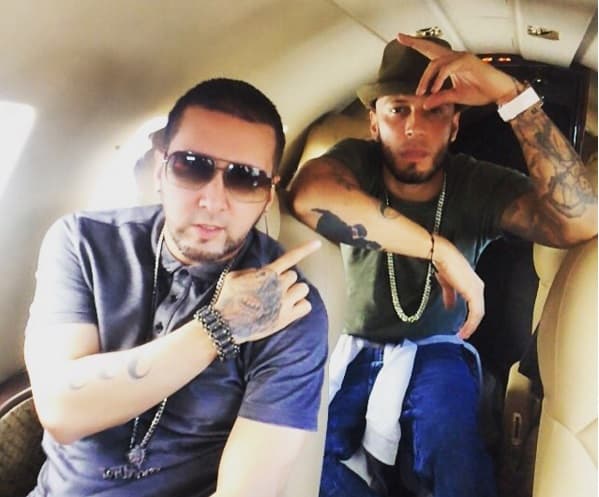 Alexis & Fido tampoco pueden faltar en esta guerra de selfie, la banda se toma fotos hasta en el avión.