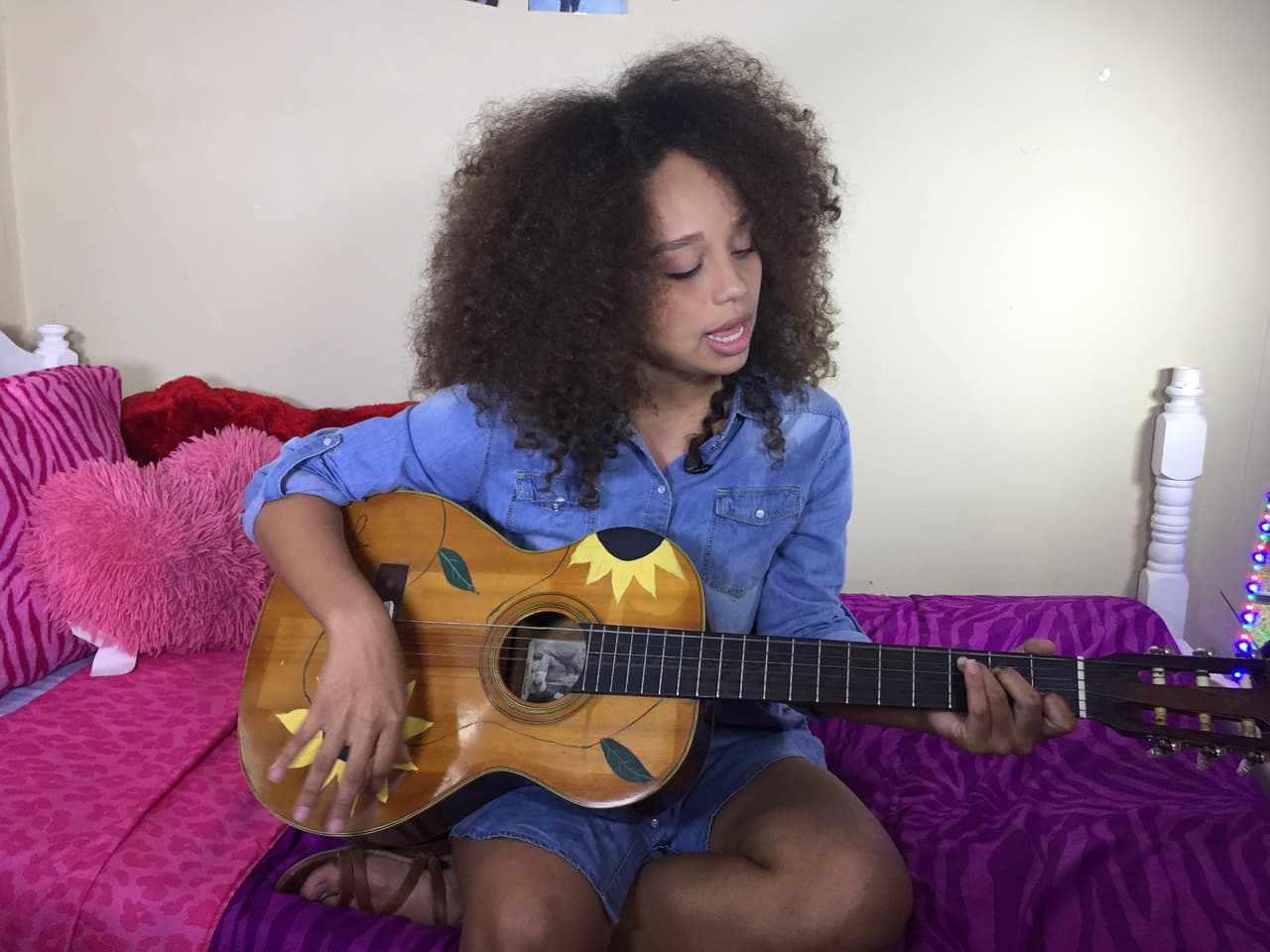 Sin darse cuenta, descubrió que los instrumentos de cuerda le gustaban y aprendió a tocarla sola utilizando tutoriales en Internet.