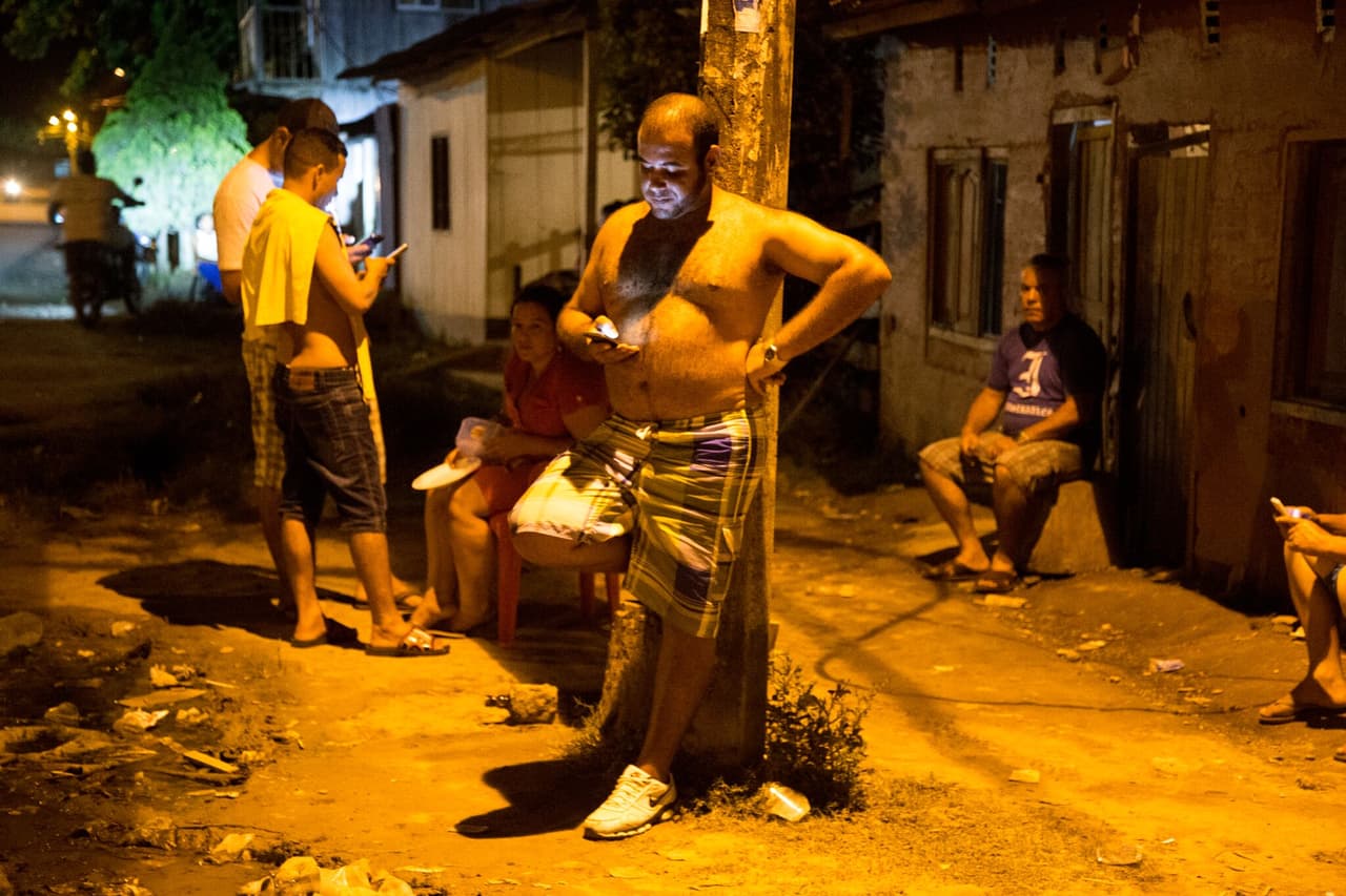 Cae la noche en el barrio Obrera, en el puerto de Turbo. Allí, un grupo de inmigrantes cubanos usa el wifi para buscar información sobre la posible deportación planeada por el gobierno del presidente Juan Manuel Santos. Luego de que las fronteras se fueron cerrando desde México hasta Panamá, el flujo migratorio cubano se ha rebalsado hacia este pueblo. La amenaza de la deportación y de que eventualmente sea blindado también este paso está forzando a los cubanos a cruzar la peligrosa frontera selvática entre Panamá y Colombia. 
<br>