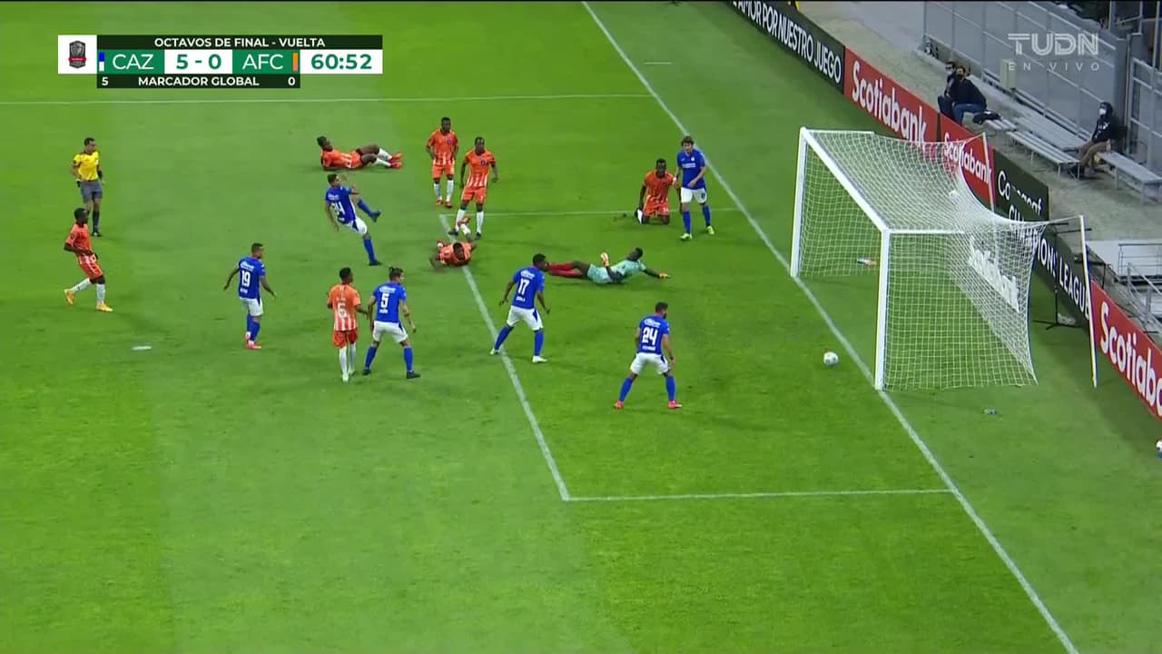 ¡GOL!  anota para Cruz Azul. ["Josué"] ["Reyes"]