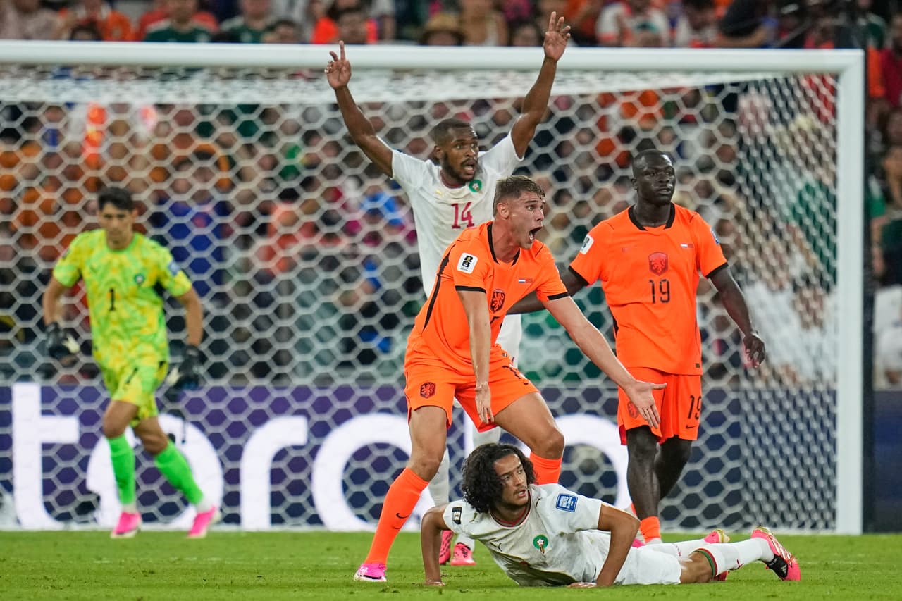 Micky van de Ven (15), de los Países Bajos, y su compañero Brian Brobbey (19) reaccionan mientras Ayyoub Bouaddi (6), de Marruecos, yace en el suelo durante el partido de dieciseisavos de final de la Copa del Mundo entre los Países Bajos y Marruecos en Guadalupe, cerca de Monterrey, México, el lunes 29 de junio de 2026.