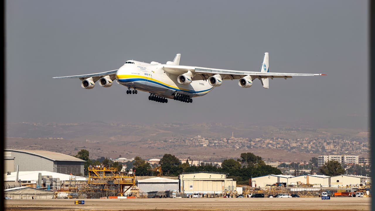 En una declaración posterior, Antonov Airlines confirmó que el avión estaba en tierra en Gostomel el 24 de febrero para recibir mantenimiento, en el momento en que ocurrió la destrucción de los hangares por las fuerzas rusas. En la foto el avión aterrizando en Tel Aviv, Israel, cargado de equipos militares estadounidenses adquiridos por ese país en 2020.
