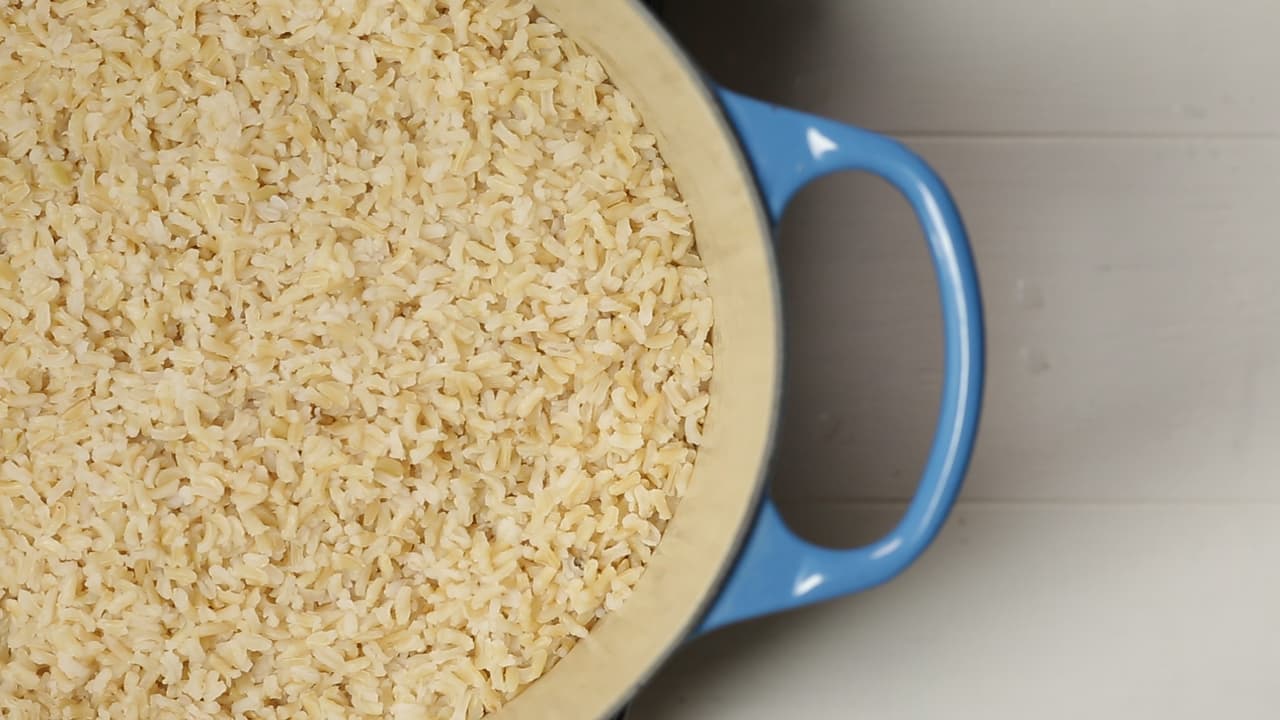 Retira de la estufa, revuelve ligeramente el arroz y déjalo enfriar por unos 10 minutos.