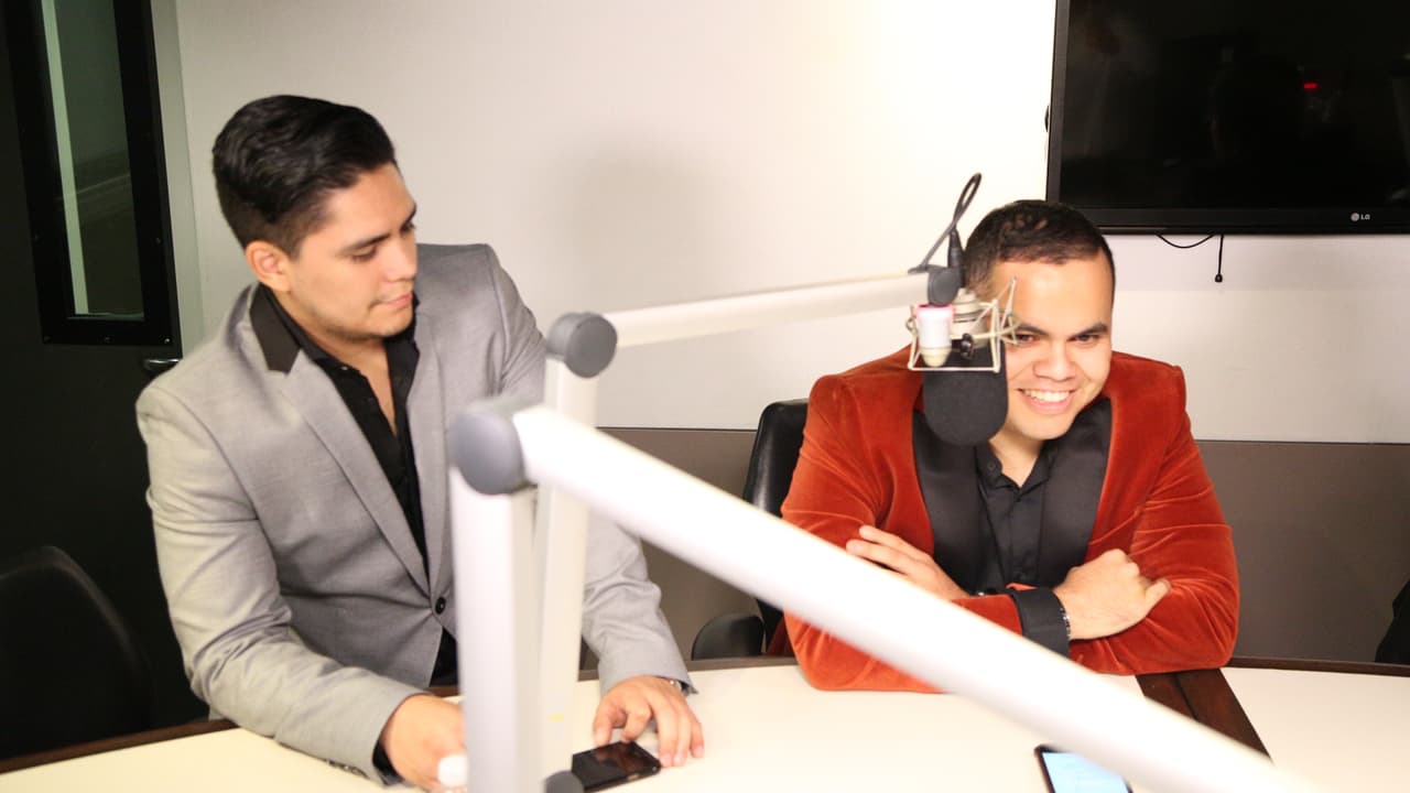 Enigma Norteño le contó a la locutora por qué sus canciones son de amor.