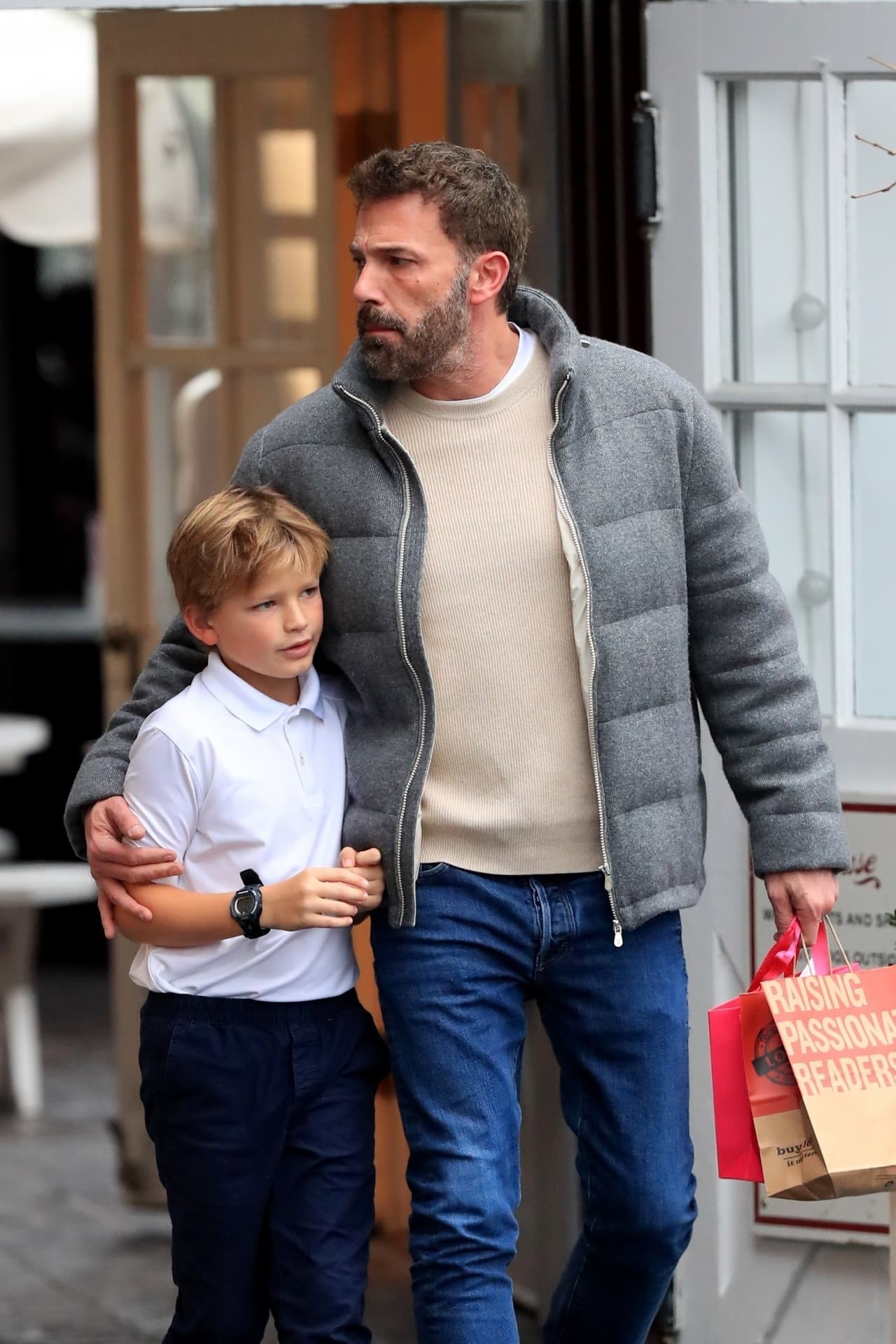 Mientras JLo fue captada al salir del centro dermatológico, 
<b><a href="https://www.univision.com/famosos/hijos-de-ben-affleck-y-jennifer-garner-fotos" target="_blank">Ben Affleck fue visto así con su hijo Samuel</a></b>, de 10 años. 
<br>