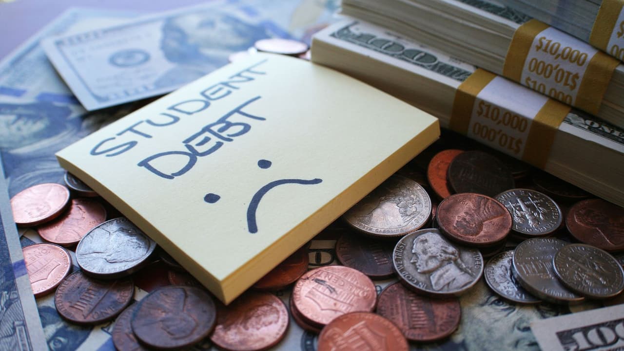 Específicamente en Pensilvania, LendingTree descubrió que hasta el 7% de los prestatarios en el estado, o alrededor de 122,000 personas, deben al menos $100,000 en préstamos estudiantiles.