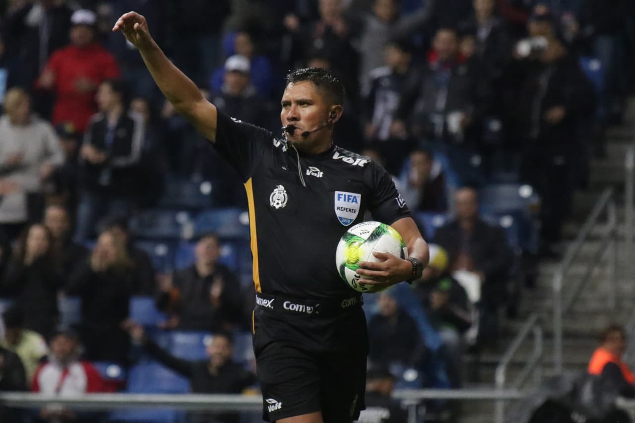 El arbitro Fernando Guerrero decretó el final de un duelo vibrante, entretenido, pero marcado por sus polémicas decisiones.