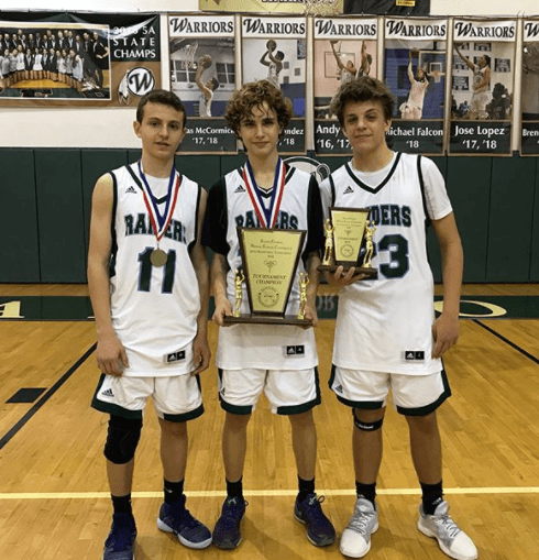 Imágenes donde se ve a Alex junto a sus compañeros, sosteniendo el trofeo de la final.